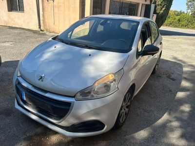 la photo d'une voiture argentée garée devant un bâtiment