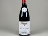 une bouteille de vin rouge posée sur une table