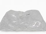 un sac en plastique contenant de la nourriture posé sur une surface blanche