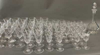 beaucoup de verres à vin et une carafe sur la table
