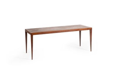 la table est en bois et a un plateau en bois