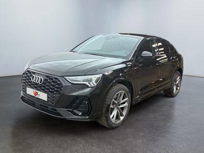 un SUV Audi noir garé dans une pièce vide