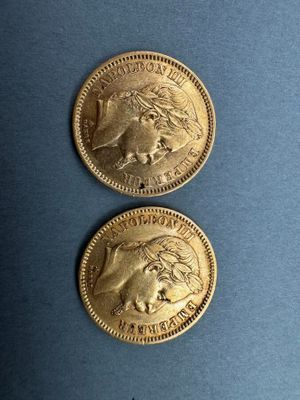 deux pièces d'or sur lesquelles figurent l'effigie d'une femme et d'un homme