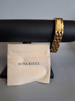 Nina RICCI Montre gourmette de poignet de dame en métal doré…