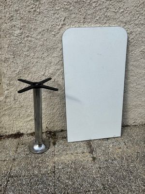 un miroir et un poteau métallique près d'un mur