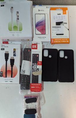 un grand nombre d'appareils électroniques posés sur une table