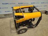 Une image représentant une machine jaune se trouve dans une pièce