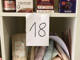 une étagère sur laquelle sont disposés de nombreux objets différents