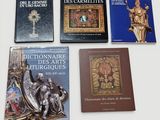 plusieurs livres posés sur une table, à côté d'une statue de Jésus et d'autres objets religieux
