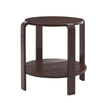 une table ronde en bois surmontée d'une étagère