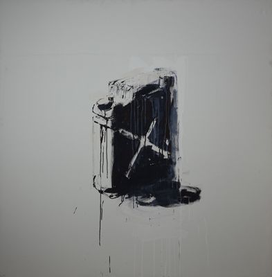 une image d'une peinture en noir et blanc représentant une horloge accrochée au mur
