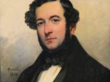 portrait d'un homme en costume noir et nœud papillon
