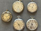 plusieurs types de montres de poche sont exposés sur une table