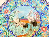 deux oiseaux posés dans l'eau sur une assiette
