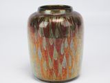 un vase posé sur une surface blanche