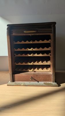 un petit casier à vin en bois contenant de nombreuses bouteilles