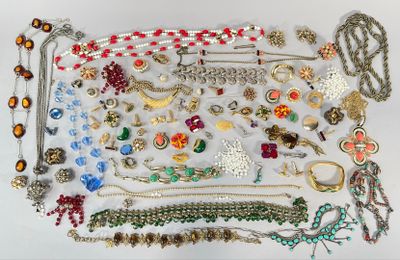 plusieurs types de bijoux différents sur une surface blanche