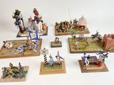 de nombreuses figurines de chevaliers exposées sur la table