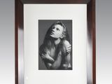 une photo en noir et blanc d'une femme aux cheveux longs