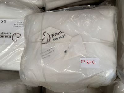 une pile d'oreillers blancs emballés dans du plastique