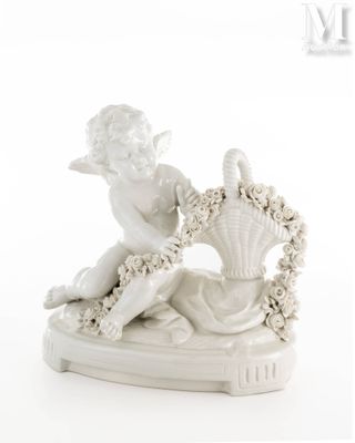 une figurine représentant un Cupidon avec un panier de fleurs