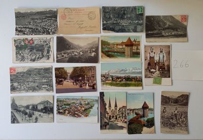 de nombreuses cartes postales anciennes accrochées au mur d'une pièce