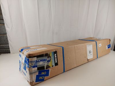 une boîte en carton posée sur une table