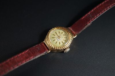 une montre posée sur une surface noire