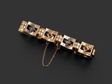 un bracelet en or serti de diamants noirs et blancs