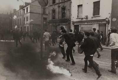 photographie en noir et blanc d'un groupe de personnes marchant dans une rue