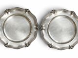 deux assiettes en argent plaqué, ornées chacune de motifs décoratifs