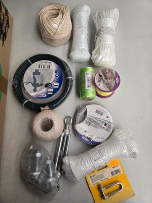 une boîte de laine, une bobine, des ciseaux et d'autres objets posés sur une table
