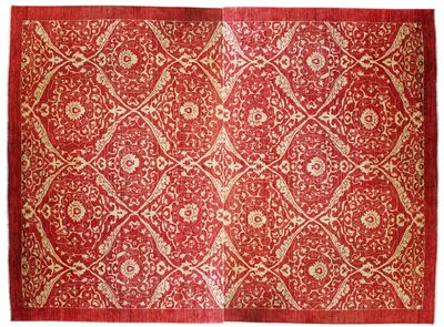un tapis rouge orné de motifs dorés et blancs