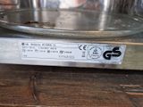 une casserole en métal posée sur une cuisinière en métal