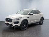 Le SUV Pace de Jaguar, de couleur blanche, est garé dans un showroom.