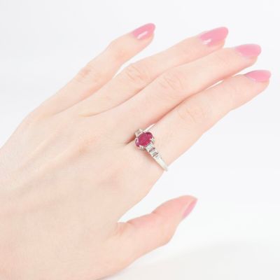 Bague en or blanc 14K (585/oo), sertie d'un rubis taille ova…