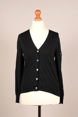 un cardigan noir boutonné, posé sur un mannequin