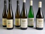 plusieurs bouteilles de vin sont alignées sur une table