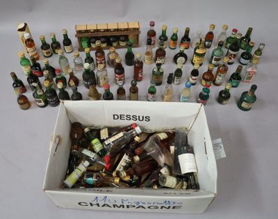 une boîte remplie de bouteilles d'alcool de toutes sortes posée sur une table