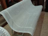 un banc blanc qui se trouve dans une pièce