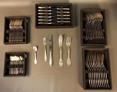 de nombreuses fourchettes et cuillères disposées sur une table