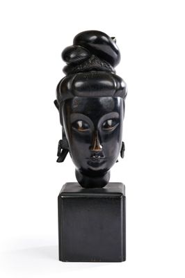 une photo d'une sculpture représentant une tête de femme posée sur un socle noir