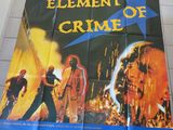 L'affiche du film « Element of Crime » est accrochée au mur.