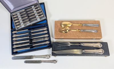 beaucoup d'argenterie dans un coffret sur une table