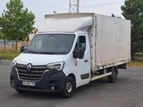 un camion blanc garé dans un parking