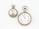 deux montres de poche posées l'une à côté de l'autre sur une surface blanche