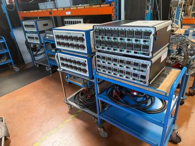 de nombreux appareils électroniques de toutes sortes posés sur un chariot dans la pièce