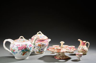 un ensemble d'objets en porcelaine posés sur une table