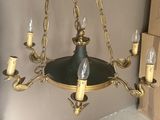 un lustre suspendu au plafond d'une pièce