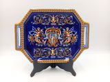 une assiette bleue et jaune ornée d'un motif